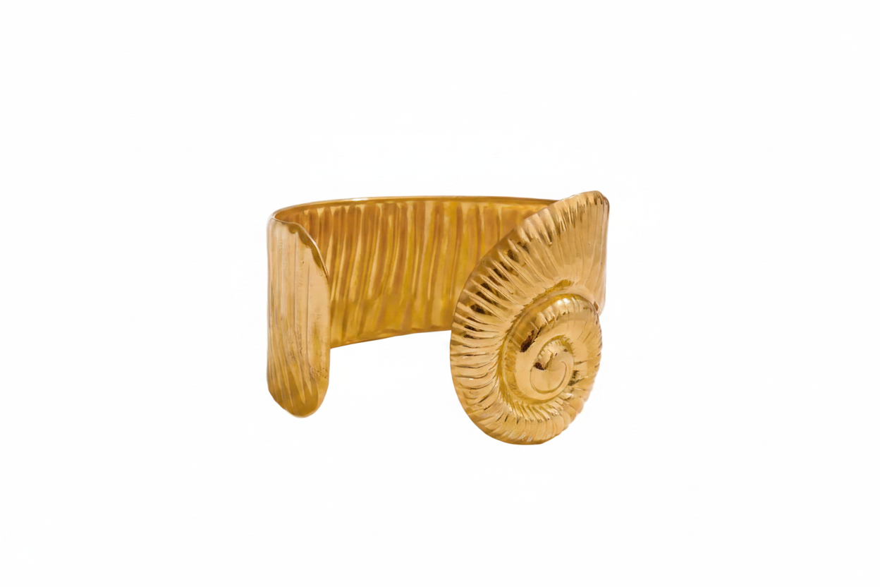 “Syrai” Golden Shell Cuff